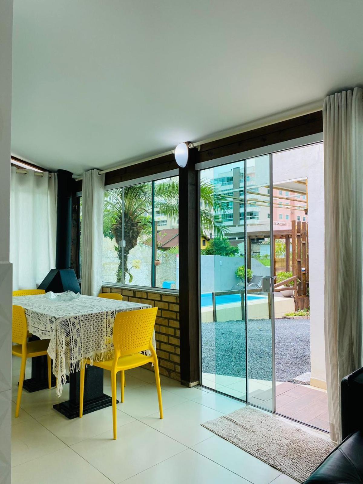 הוילה בומבינאס Residencial Com Piscina Possui Jacuzzi Aquecida Com Hidromassagem מראה חיצוני תמונה